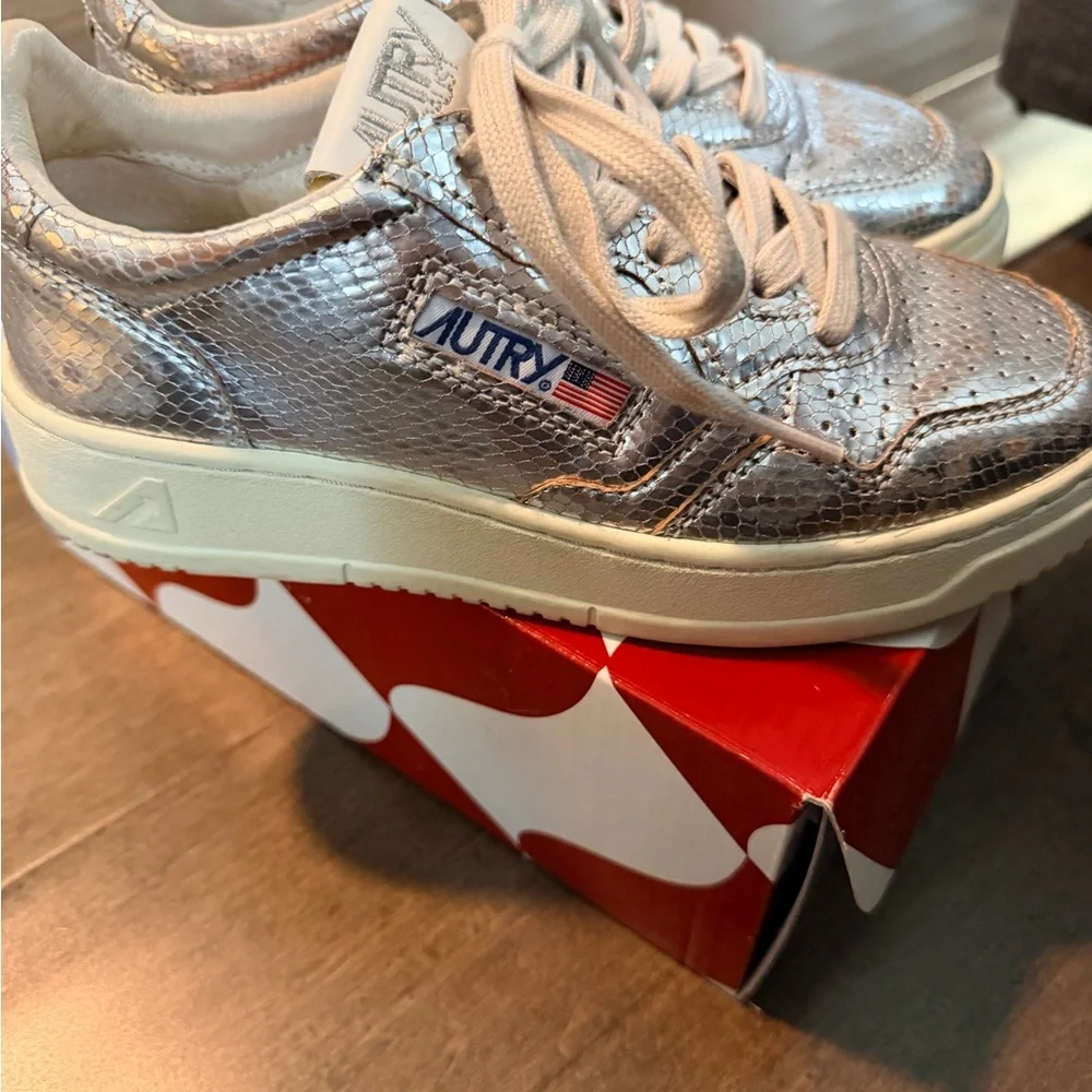 Autry Women's Medalist Low Silver Sneakers 6 - Picture 5 of 11